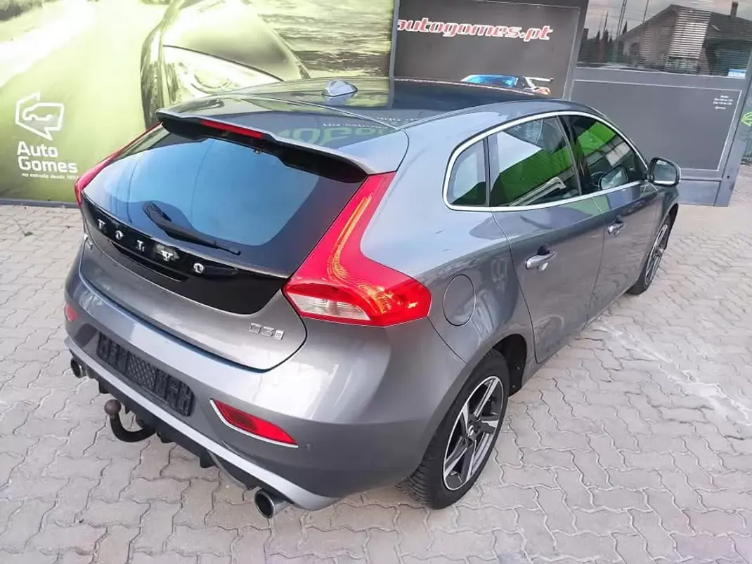 Volvo V40 2018 - 17500 EUR, 185000 km - AUTO.MOTO.pt - 185000km - foto 17 de 28