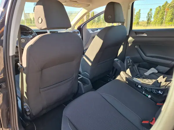 Volkswagen Polo 2019 - 12000 EUR, 115000 km - AUTO.MOTO.pt - 115000km - foto 6 de 11