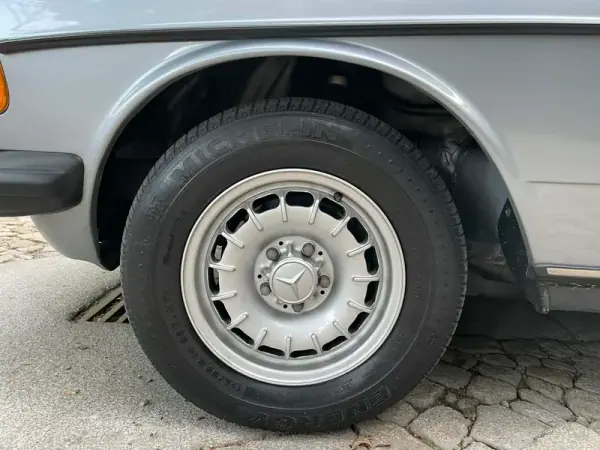 Mercedes-Benz 300 1982 - 13900 EUR, 233000 km - AUTO.MOTO.pt - 233000km - foto 22 de 32