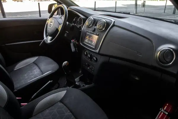 Dacia Sandero 2018 - 9750 EUR, 160273 km - AUTO.MOTO.pt - 160273km - foto 18 de 30