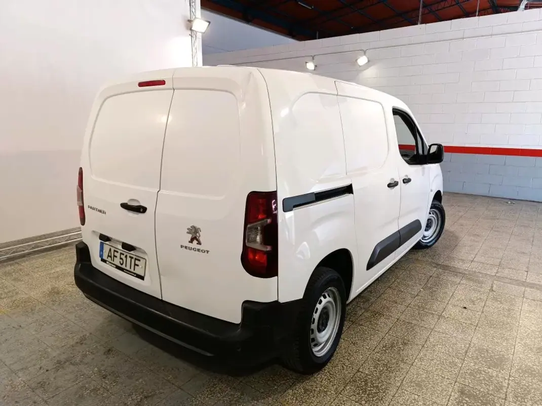 Peugeot Partner 2021 - 12990 EUR, 117907 km - AUTO.MOTO.pt - 117907km - foto 2 de 8