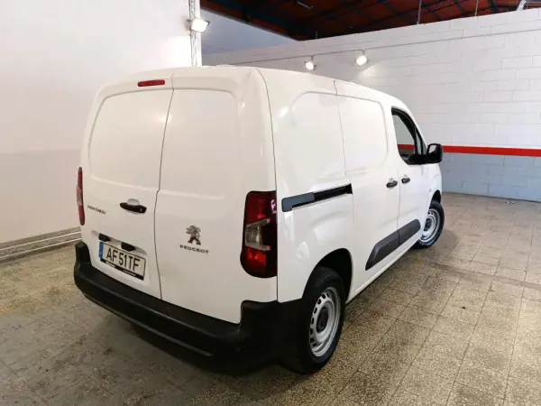 Peugeot Partner 2021 - 12990 EUR, 117907 km - AUTO.MOTO.pt - 117907km - foto 2 de 8
