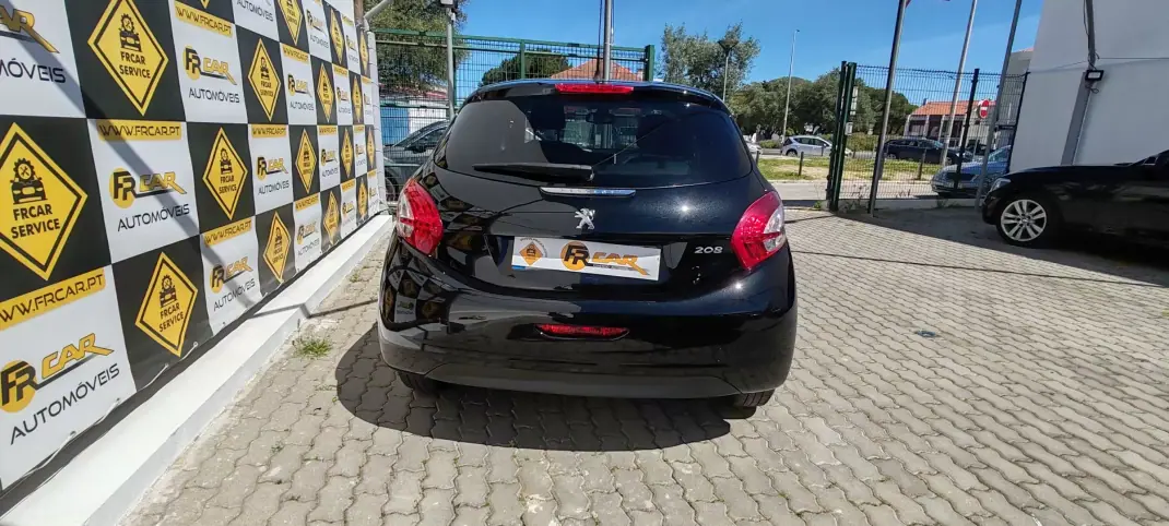 Peugeot 208 2014 - 11900 EUR, 193379 km - 193379km - foto 4 de 23