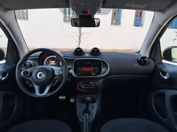 Smart ForTwo Coupé 2019 - 12750 EUR, 70000 km - AUTO.MOTO.pt - 70000km - foto 14 de 27