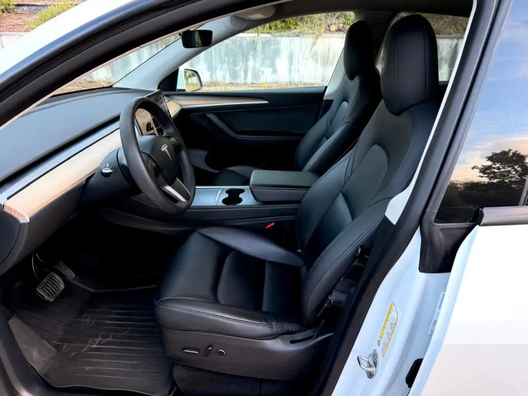 Tesla Model Y 2021 - 32500 EUR, 135000 km - 135000km - foto 5 de 23