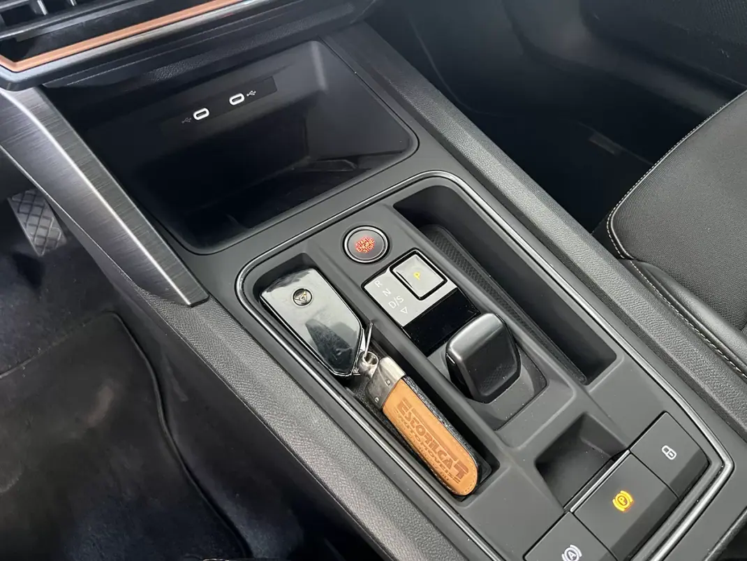 Cupra Formentor 2022 - 26900 EUR, 80652 km - AUTO.MOTO.pt - 80652km - foto 17 de 25