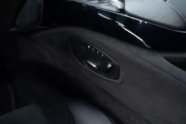 Aston Martin V8 Vantage Coupe 2019 - 144950 EUR, 31000 km - 31000km - foto 24 de 45