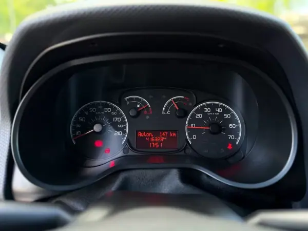Fiat Doblo 2011 - 5490 EUR, 15000 km - AUTO.MOTO.pt - 15000km - foto 9 de 10