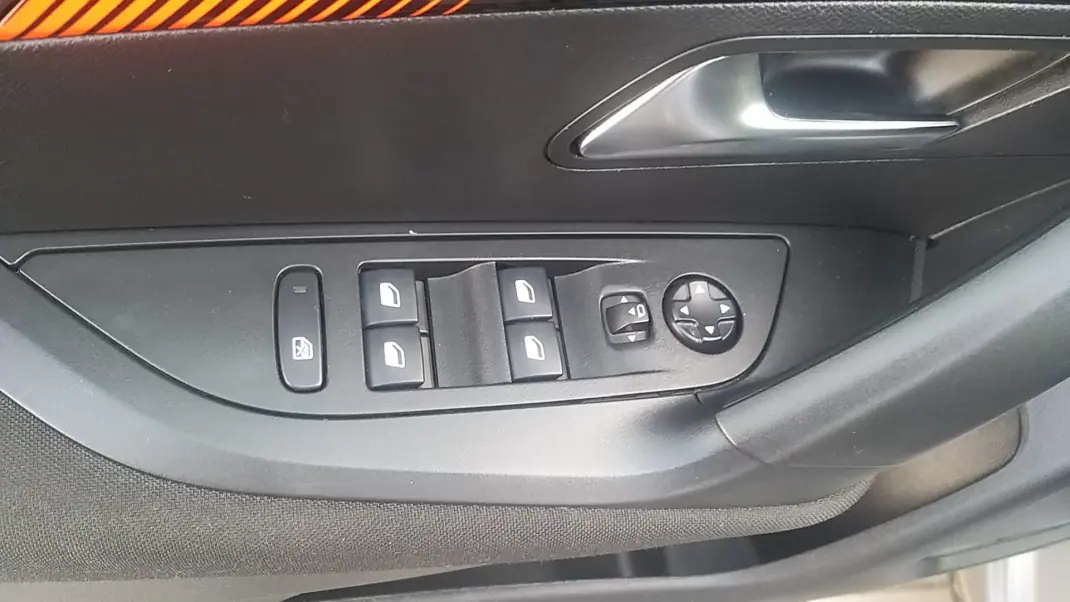 Peugeot 2008 2023 - 18250 EUR, 30000 km - AUTO.MOTO.pt - 30000km - foto 29 de 44