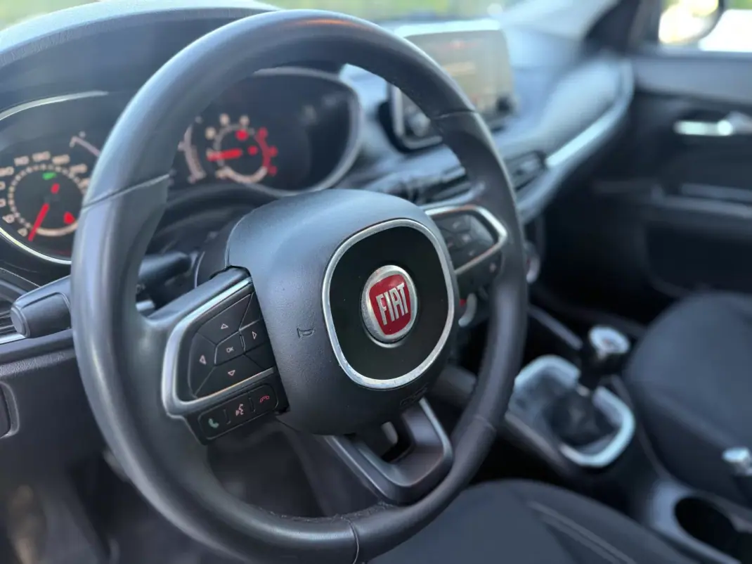 Fiat Tipo Station Wagon 2019 - 9999 EUR, 120000 km - AUTO.MOTO.pt - 120000km - foto 7 de 12