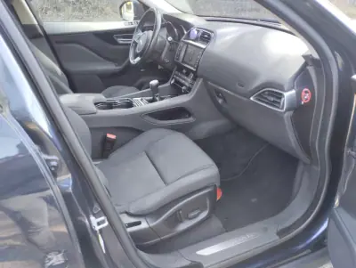 Jaguar F-Pace 2017 - 24900 EUR, 180000 km - AUTO.MOTO.pt - 180000km - foto 12 de 30
