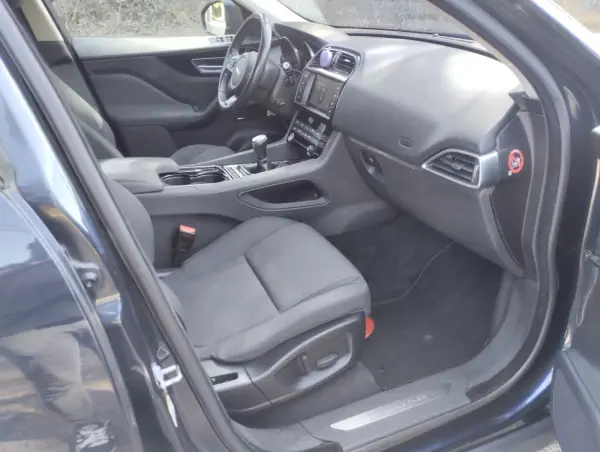 Jaguar F-Pace 2017 - 24900 EUR, 180000 km - AUTO.MOTO.pt - 180000km - foto 12 de 30