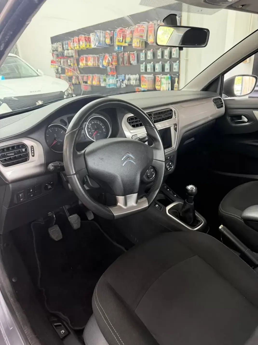 Citroën C-Elysée 2018 - 9900 EUR, 145950 km - AUTO.MOTO.pt - 145950km - foto 8 de 12