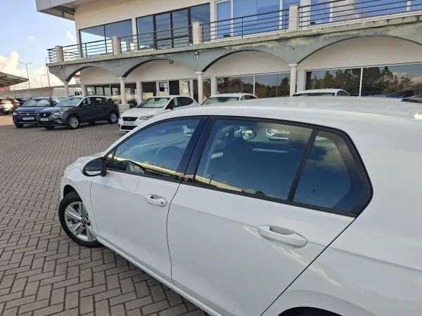 Volkswagen Golf 2021 - 16750 EUR, 61800 km - AUTO.MOTO.pt - 61800km - foto 10 de 28