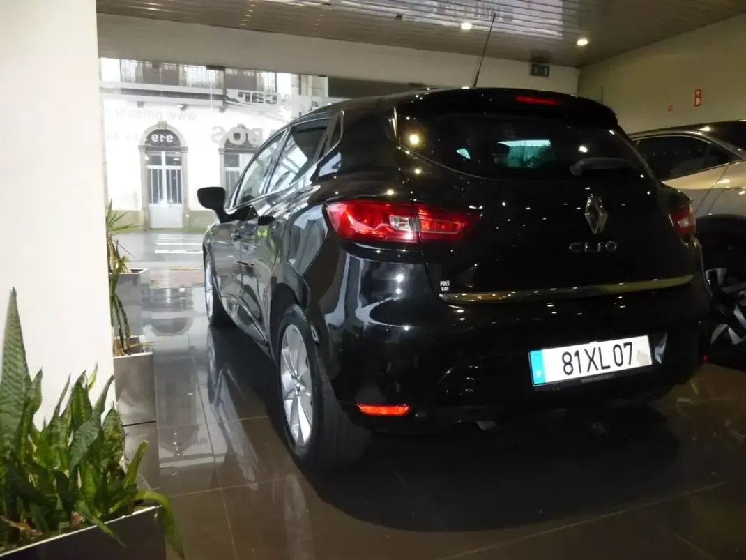 Renault Clio 2019 - 11700 EUR, 116904 km - AUTO.MOTO.pt - 116904km - foto 7 de 32