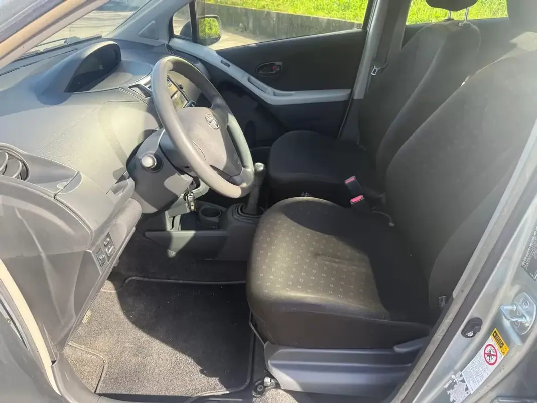 Toyota Yaris 2006 - 5650 EUR, 162000 km - AUTO.MOTO.pt - 162000km - foto 8 de 23