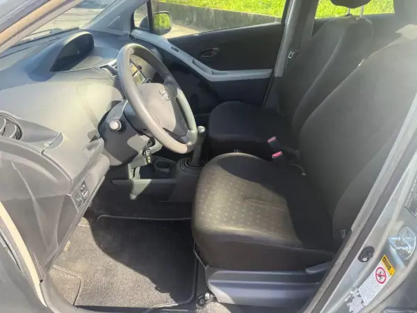 Toyota Yaris 2006 - 5400 EUR, 162000 km - AUTO.MOTO.pt - 162000km - foto 8 de 23