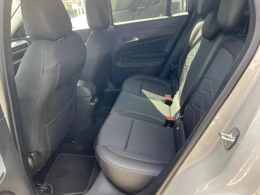 Jeep Avenger 2025 - 24990 EUR, 7270 km - AUTO.MOTO.pt - 7270km - foto 9 de 17