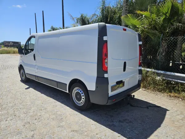 Opel Vivaro 2012 - 10500 EUR, 206000 km - AUTO.MOTO.pt - 206000km - foto 3 de 10