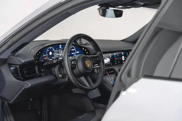 Porsche Taycan 2020 - 64950 EUR, 55941 km - AUTO.MOTO.pt - 55941km - foto 26 de 52