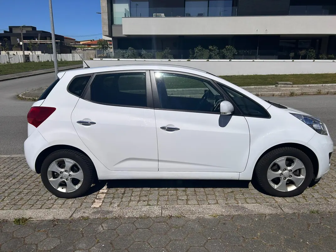Kia Venga 2013 - 10500 EUR, 24000 km - AUTO.MOTO.pt - 24000km - foto 3 de 14