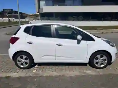 Kia Venga 2013 - 10500 EUR, 24000 km - AUTO.MOTO.pt - 24000km - foto 3 de 14