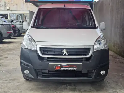 Peugeot Partner 3 lugares Longa 2017 - 8750 EUR, 234000 km - AUTO.MOTO.pt - 234000km - foto 2 de 12