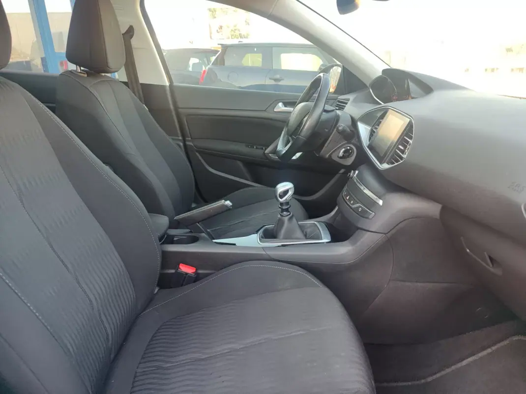 Peugeot 308 SW 2017 - 11890 EUR, 180000 km - 180000km - foto 17 de 18
