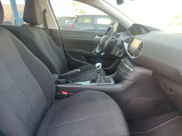 Peugeot 308 SW 2017 - 11890 EUR, 180000 km - AUTO.MOTO.pt - 180000km - foto 17 de 18