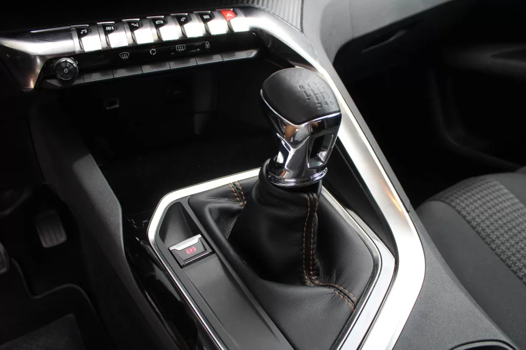 Peugeot 3008 2018 - 18000 EUR, 97000 km - AUTO.MOTO.pt - 97000km - foto 16 de 18