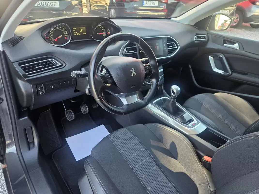 Peugeot 308 2018 - 13200 EUR, 61900 km - 61900km - foto 9 de 37