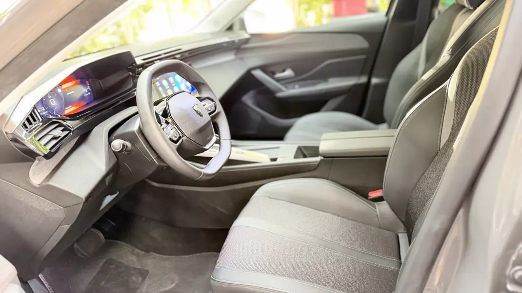 Peugeot 308 2025 - 24500 EUR, 7700 km - AUTO.MOTO.pt - 7700km - foto 12 de 21