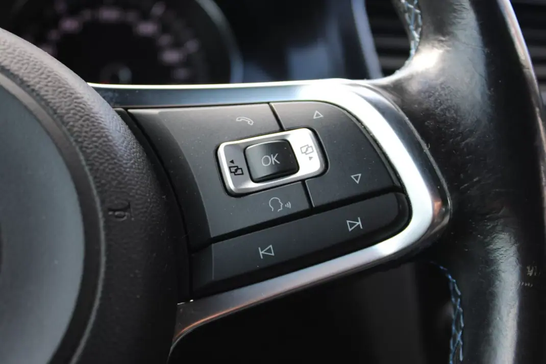 Volkswagen Golf 2015 - 12900 EUR, 233561 km - AUTO.MOTO.pt - 233561km - foto 12 de 27