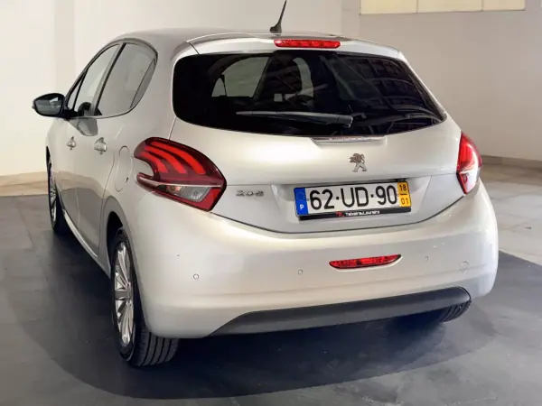 Peugeot 208 2018 - 9500 EUR, 95379 km - AUTO.MOTO.pt - 95379km - foto 7 de 22