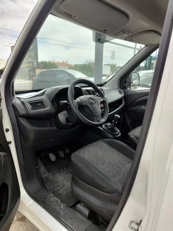 Opel COMBO 2018 - 10950 EUR, 170000 km - AUTO.MOTO.pt - 170000km - foto 3 de 11