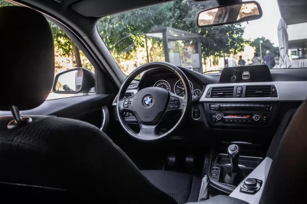BMW 320 2014 - 11890 EUR, 285600 km - 285600km - foto 29 de 38