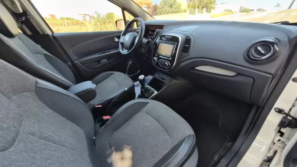 Renault Captur 2019 - 13890 EUR, 117000 km - AUTO.MOTO.pt - 117000km - foto 3 de 9