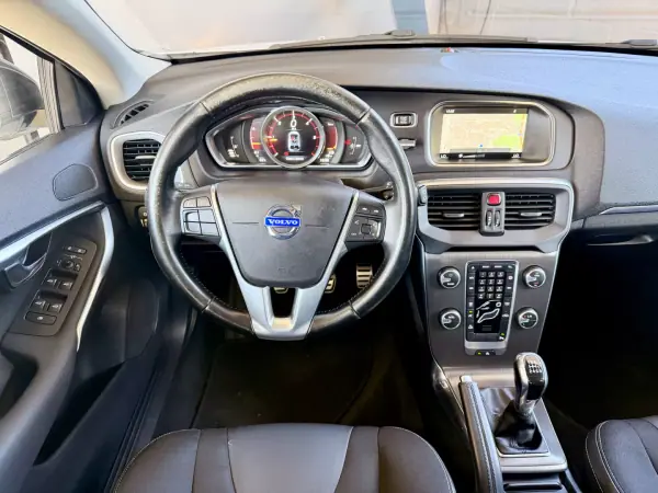 Volvo V40 2014 - 14490 EUR, 182428 km - AUTO.MOTO.pt - 182428km - foto 11 de 21