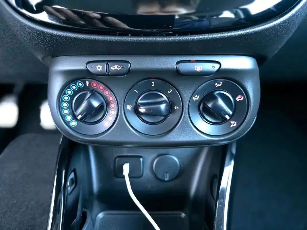 Opel Adam 2019 - 11900 EUR, 38000 km - AUTO.MOTO.pt - 38000km - foto 23 de 36