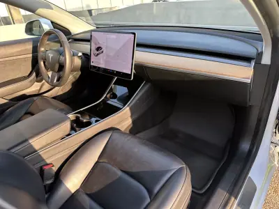 Tesla Model 3 2019 - 24900 EUR, 170000 km - 170000km - foto 43 de 49
