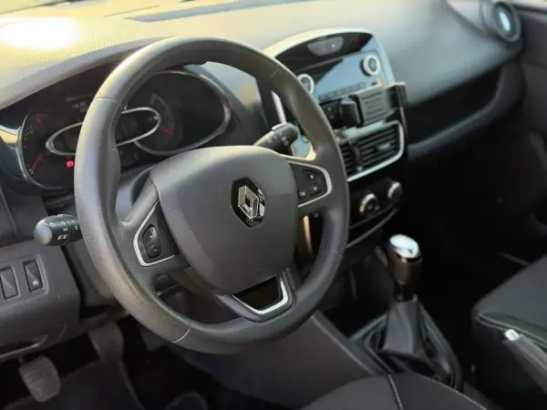 Renault Clio 2017 - 9690 EUR, 117000 km - AUTO.MOTO.pt - 117000km - foto 2 de 16