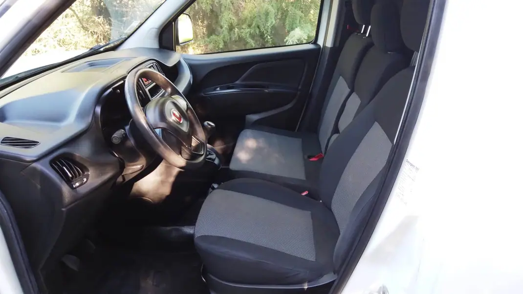 Fiat DOBLO CARGO 1.3 M-JET EASY 3 Lugares 2018 - 9250 EUR, 196000 km - AUTO.MOTO.pt - 196000km - foto 10 de 12
