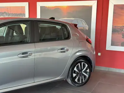Peugeot 208 2025 - 16500 EUR, 16489 km - 16489km - foto 4 de 21