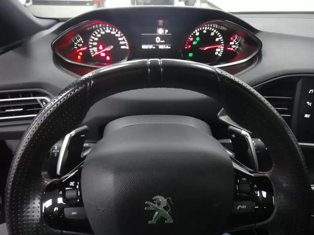Peugeot 308 2019 - 14500 EUR, 82000 km - AUTO.MOTO.pt - 82000km - foto 23 de 26