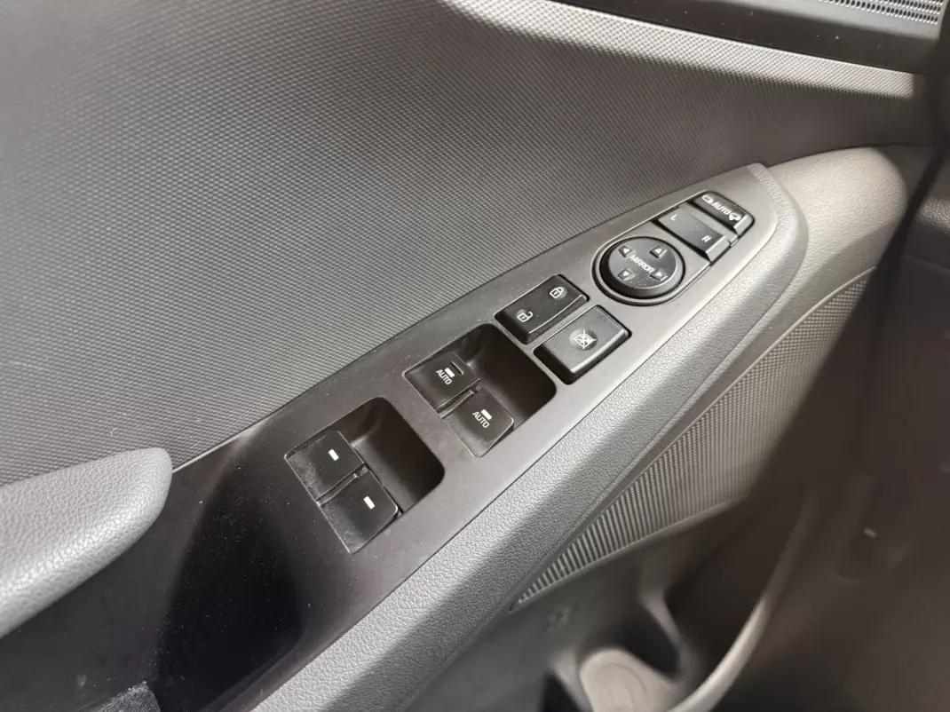 Hyundai Ioniq 2017 - 13250 EUR, 88000 km - AUTO.MOTO.pt - 88000km - foto 16 de 23