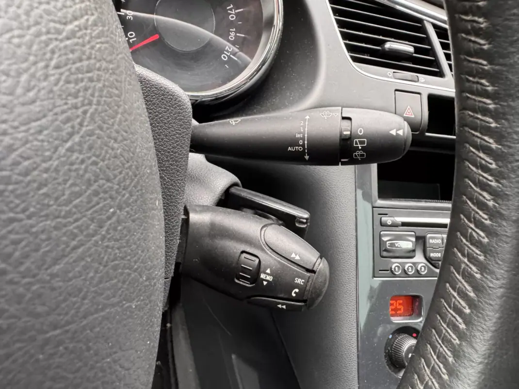 Peugeot 3008 2011 - 7900 EUR, 218000 km - AUTO.MOTO.pt - 218000km - foto 14 de 22