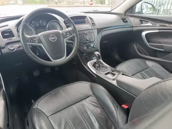 Opel Insignia Sports Tourer 2009 - 7500 EUR, 266000 km - AUTO.MOTO.pt - 266000km - foto 17 de 24