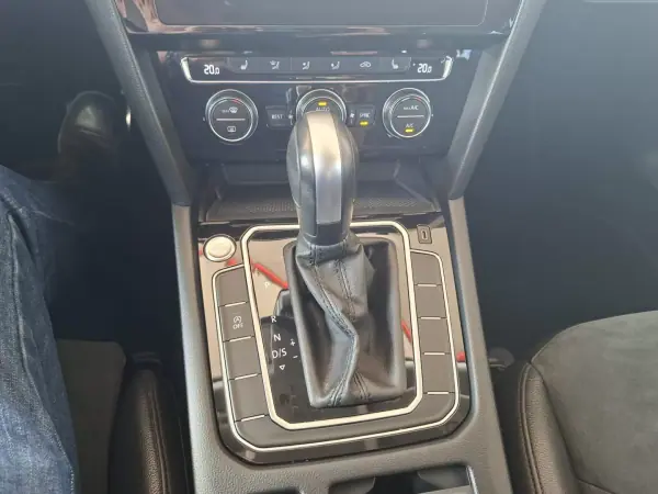 Volkswagen Arteon 2019 - 24750 EUR, 92519 km - AUTO.MOTO.pt - 92519km - foto 15 de 42