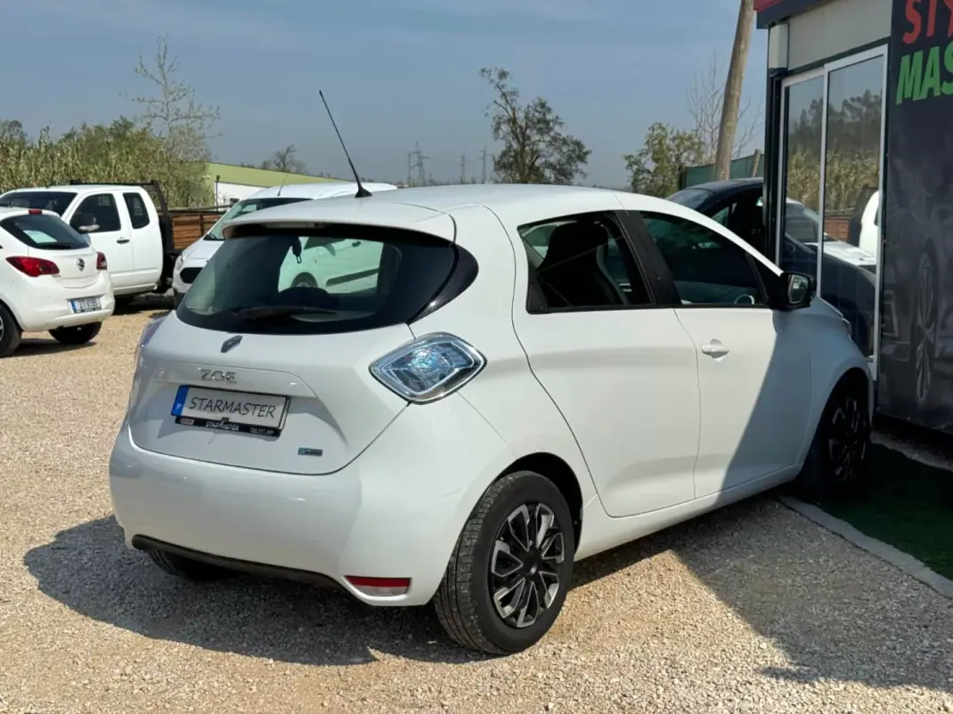 Renault Zoe 2017 - 10550 EUR, 98529 km - AUTO.MOTO.pt - 98529km - foto 8 de 18