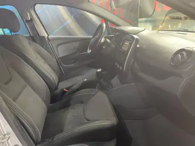 Renault Clio 2019 - 11750 EUR, 106000 km - AUTO.MOTO.pt - 106000km - foto 31 de 45